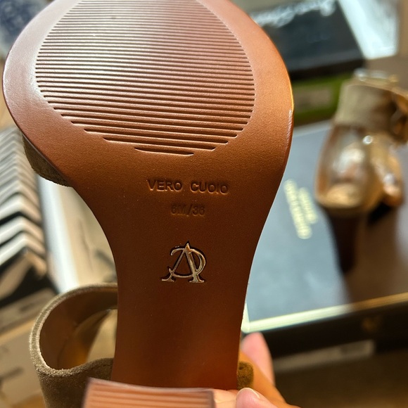 NIB Vince Camuto Signature tan suede sandals, gold hardware, size 6 - Picture 3 of 8